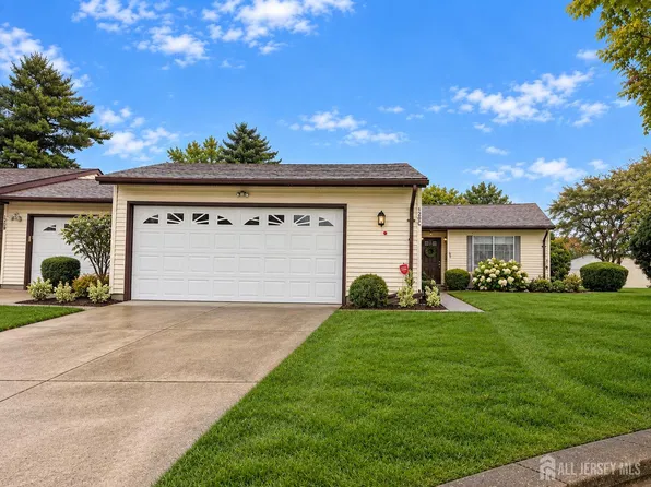120 Ironwood Plz, Monroe Township, NJ 08831
