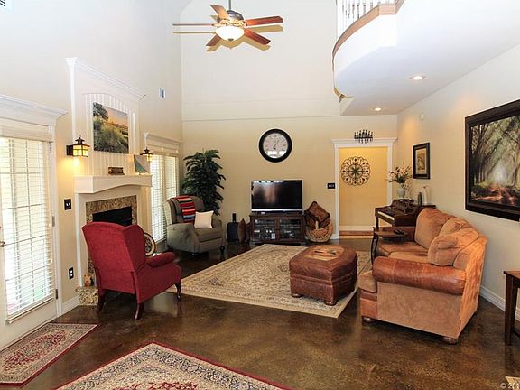 3rd image of 1220 Larkspur Dr