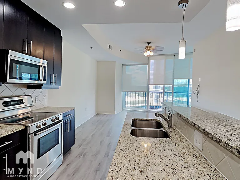 1080 Peachtree St NE #1406 — Photo 8