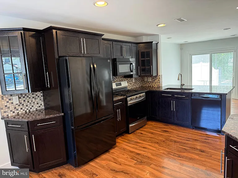 1070 Baywood Dr — Photo 3