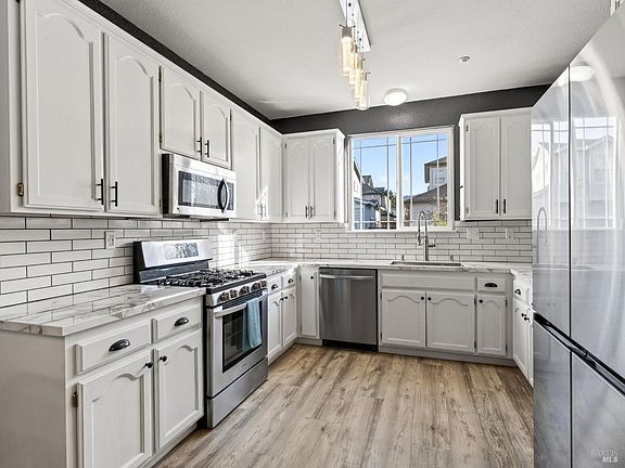 4th image of 36 W Brookside Drive