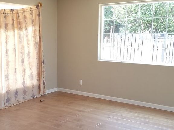 4th image of 9820 Hemlock Ave
