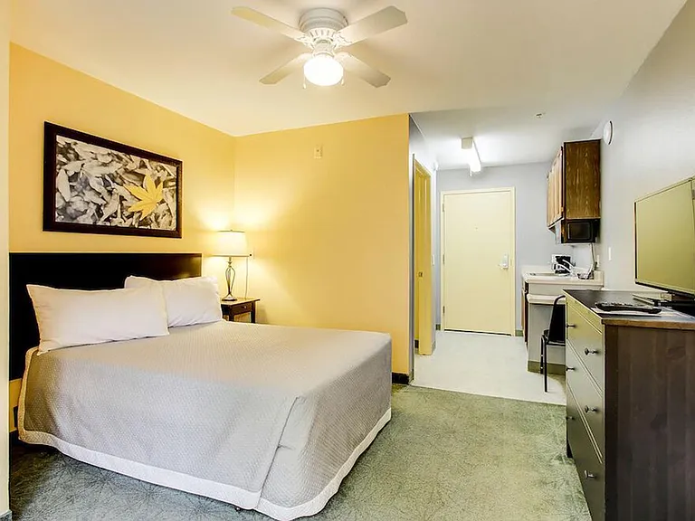 Vermont Inn Apartments — Photo 3