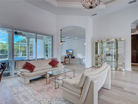3rd image of 493 Banyan Blvd