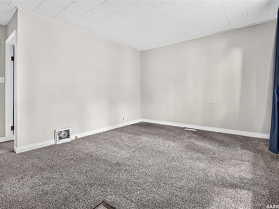 3rd image of 40 Iroquois STREET E