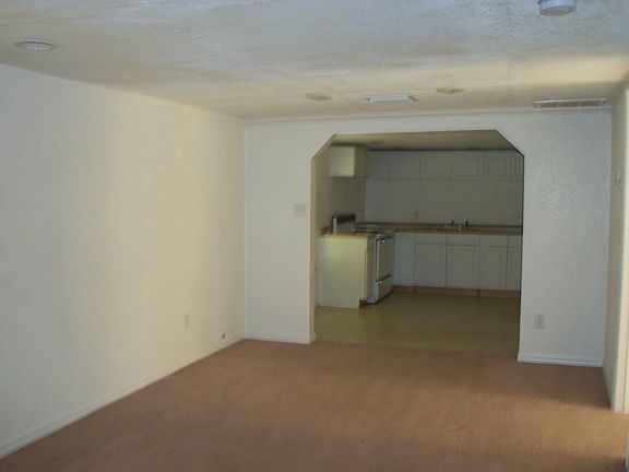 5th image of 1106 E Yukon St