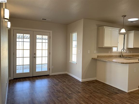 3rd image of 718-925 Plumas Ave