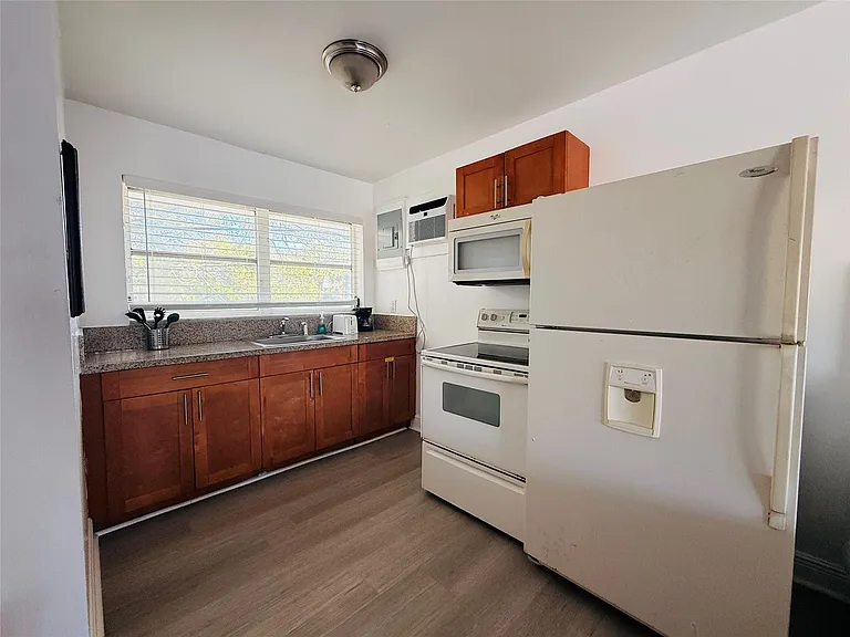 3226 NE 12th St #10 — Photo 5