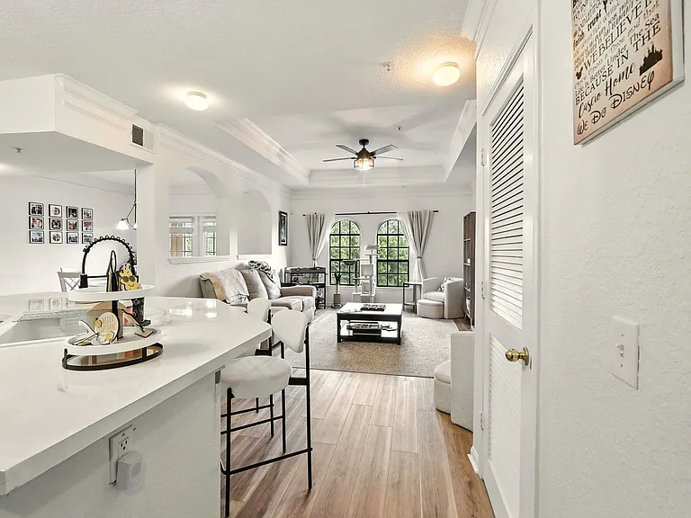 5-web-or-mls-211 Longview Ave 306_05_10212025