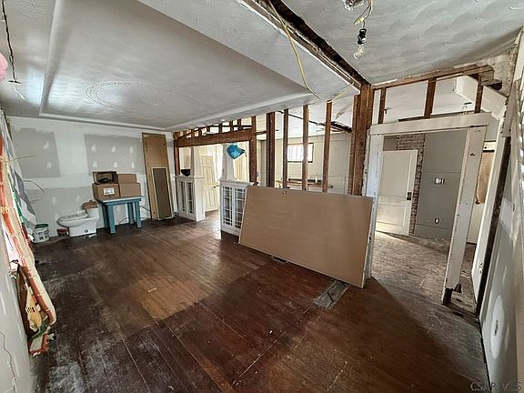 4th image of 287 Glenn St