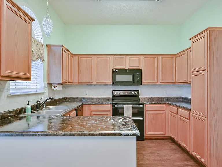 907 Clear Creek Dr — Photo 11