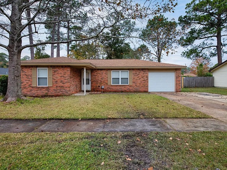 823 Meadow Ln — Photo 2