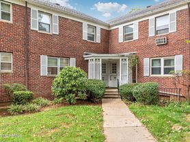 32 Manor Dr, Red Bank, NJ