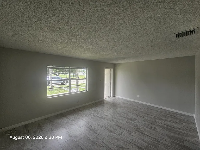 2572 Seneca Ave — Photo 13