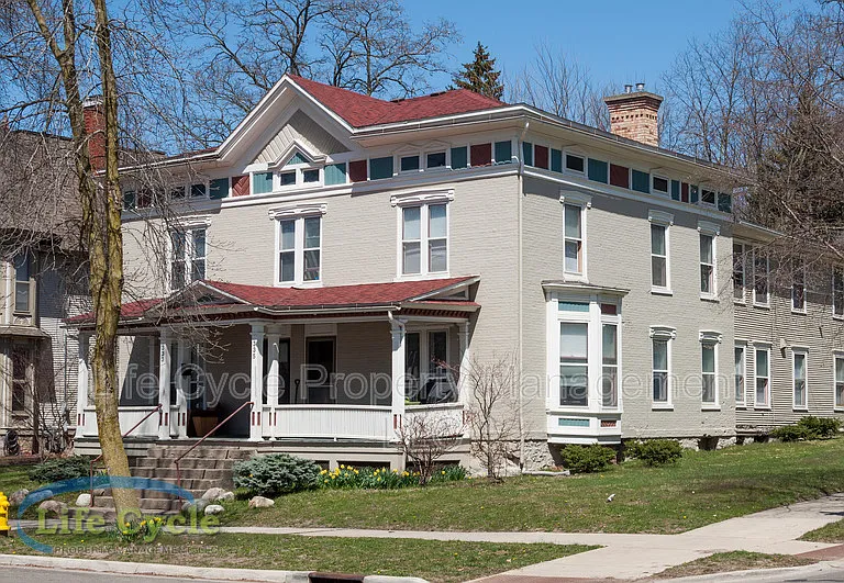 335 Washington St SE — Photo 4