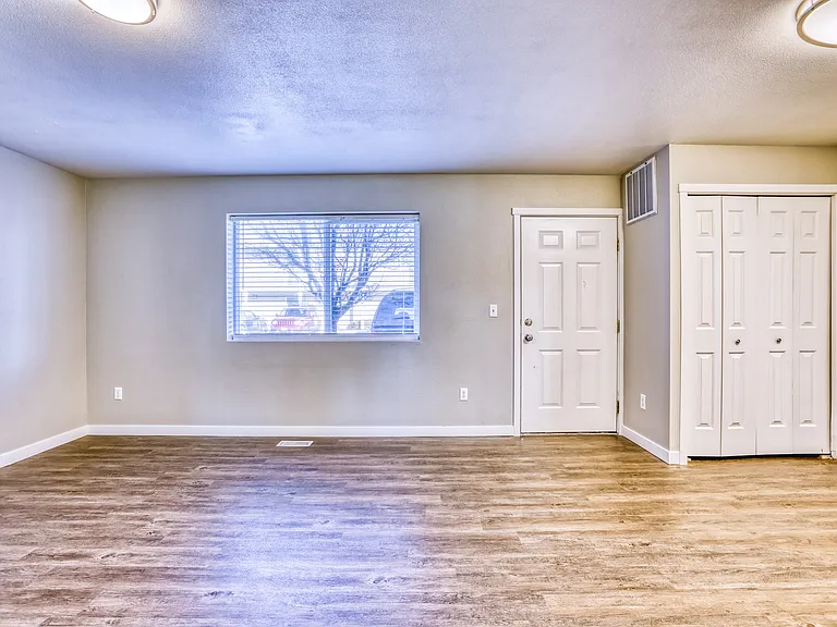 Selkirk Apartments — Photo 15