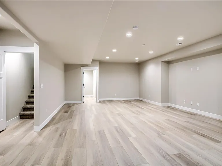 910 Phipps Ave — Photo 11