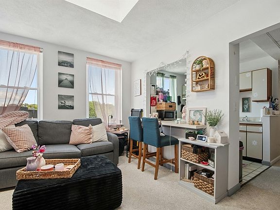 5th image of 1423 Commonwealth Ave APT 503