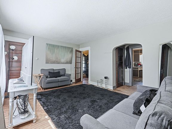 2nd image of 915 Dearborn St