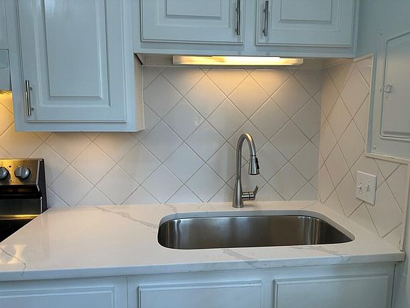 2nd image of 515 Hathorn Rd