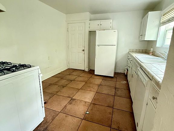 3rd image of 1876 N Broadway Avenue