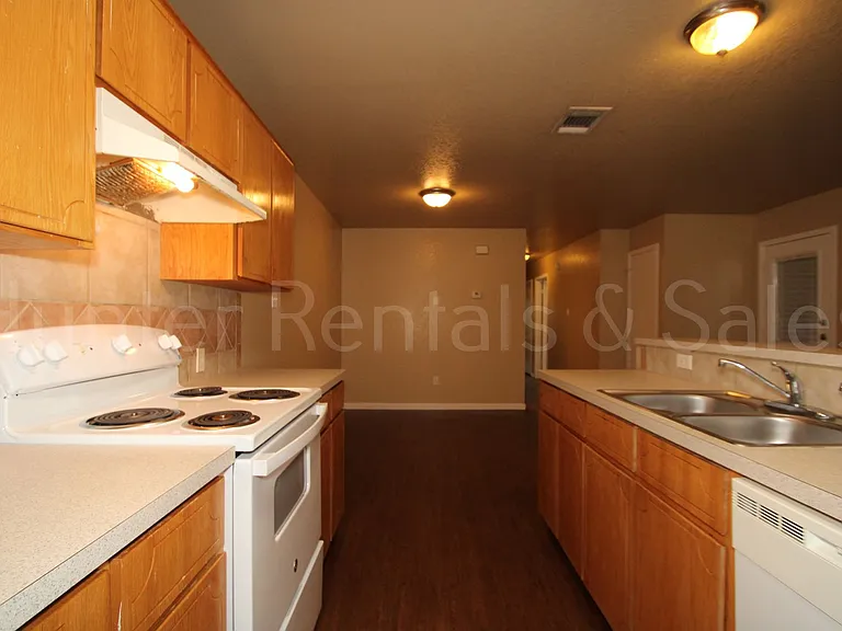 930 Ramblewood St #B — Photo 9