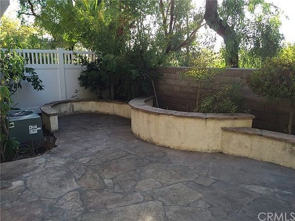 Raised Planter Box Surround the Flagstone Patio