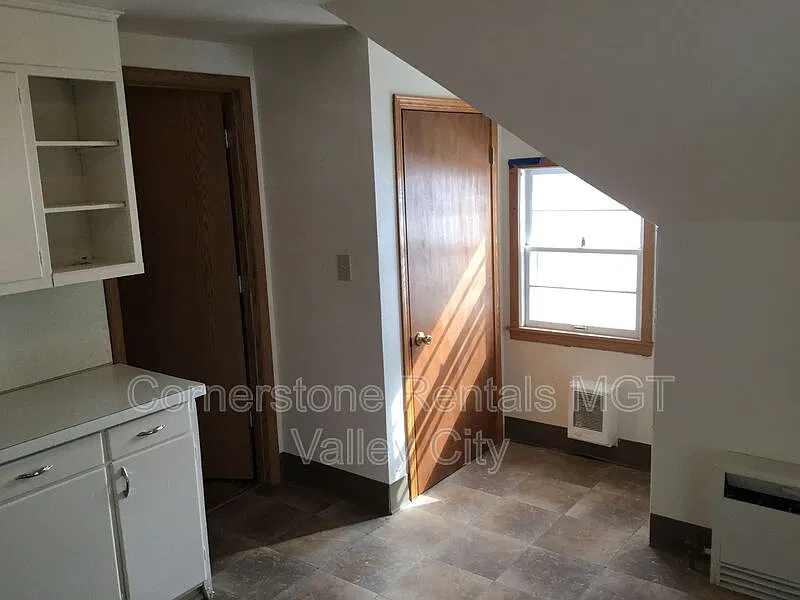 2 bed, 1.0 bath, 900 sqft, $775 — Photo 2