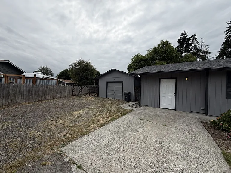 100 W Robert Pl — Photo 2