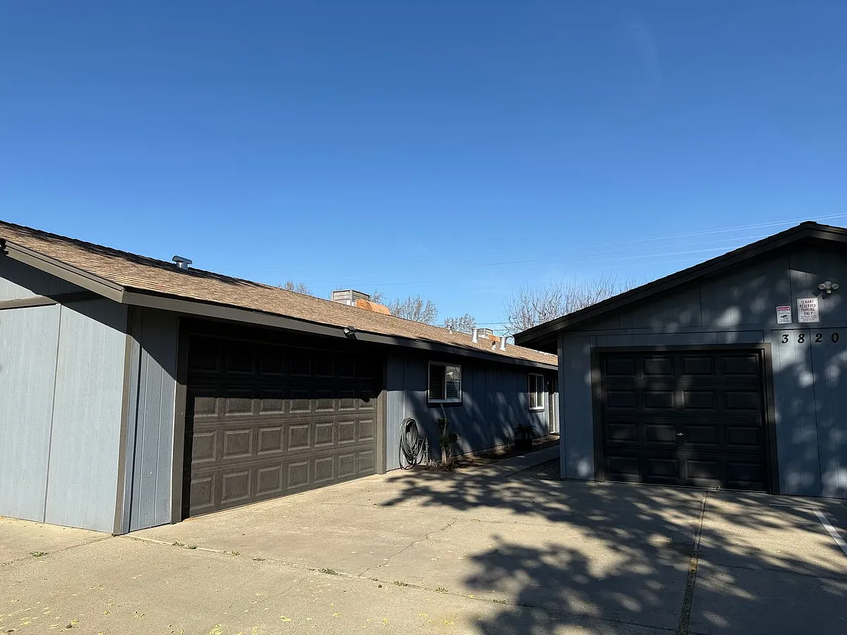 Building Photo - Gareth Ln - Triplex