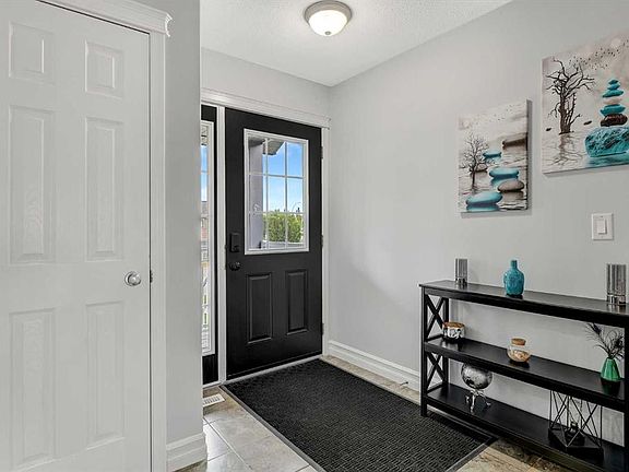 2nd image of 18 E Pinnacle St