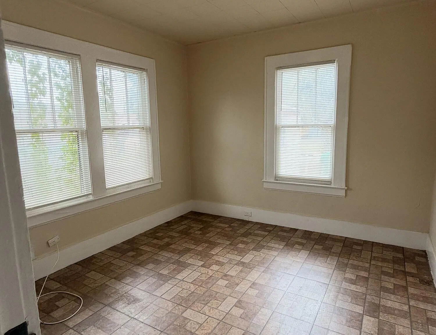3 bed, 1.0 bath, 1002 sqft, $1,250 — Photo 3