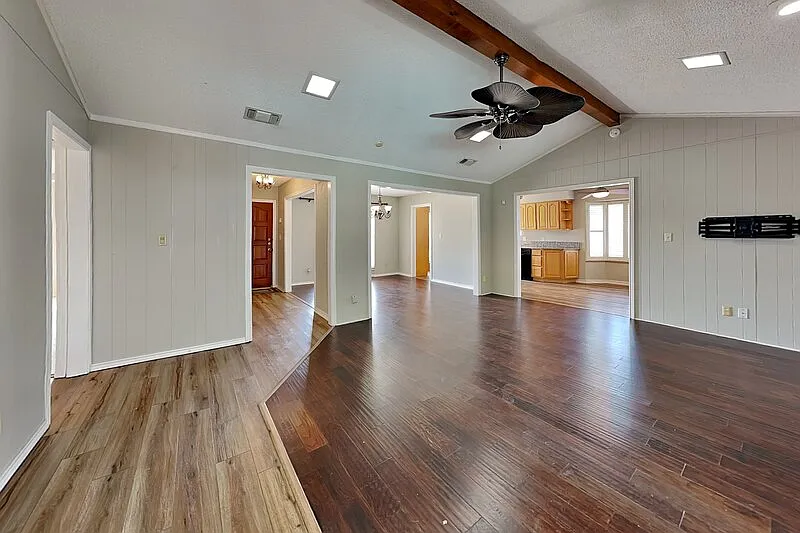 3 bed, 2.0 bath, 1726 sqft, $3,000 — Photo 2