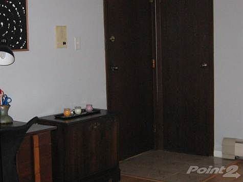 ENTRANCE WITH GUEST CLOSET