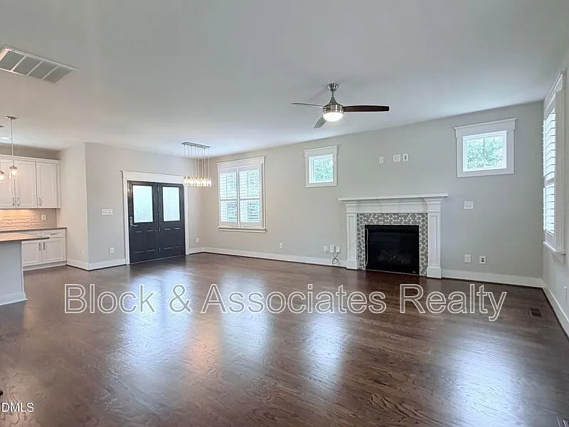 3 bed, 2.5 bath, 1662 sqft, $2,900 — Photo 2