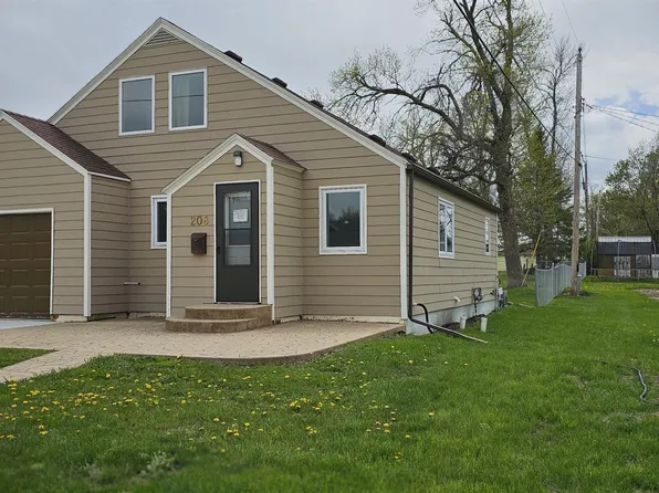 208 10th St SW, Pipestone, MN 56164