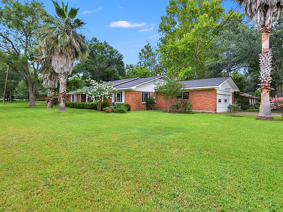 3rd image of 900 Charleston Blvd