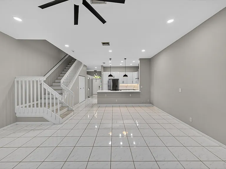 835 NE 17th Way — Photo 11