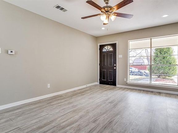 3rd image of 606 Blueberry Ln