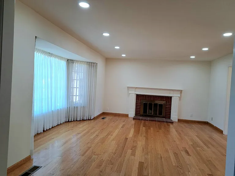21835 Hyannisport Dr — Photo 2