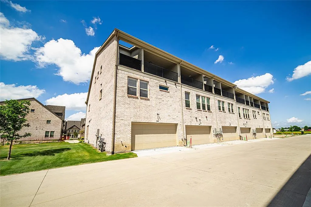4 bed, 3.5 bath, 2098 sqft, $3,000 — Photo 4