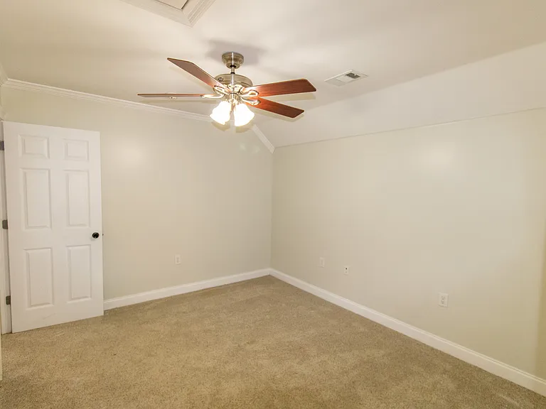 906 Monarch Cir — Photo 25