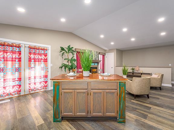 4th image of 2403 E Robbins St