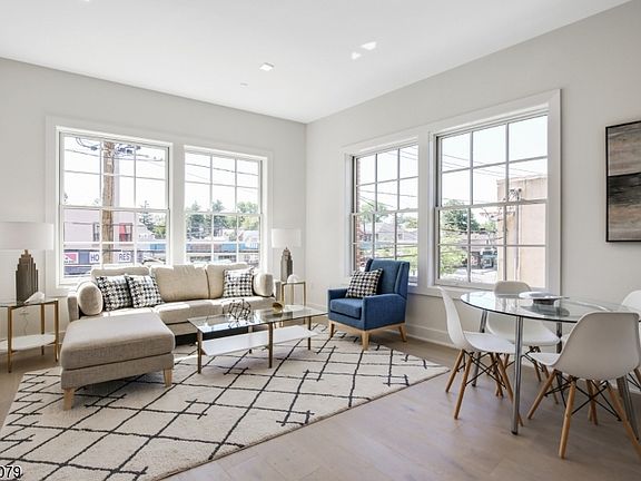 4th image of 256 Park St #202