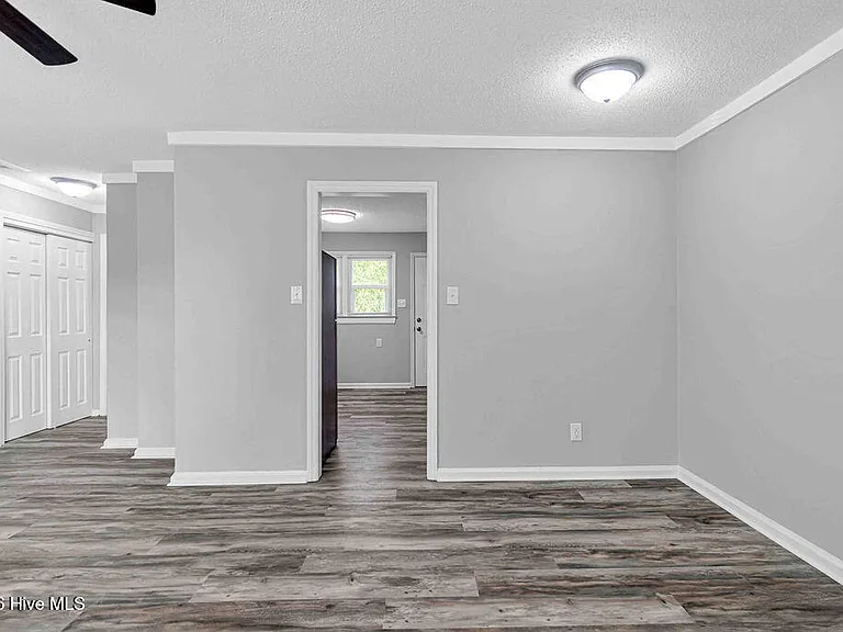 322 Starling St — Photo 6