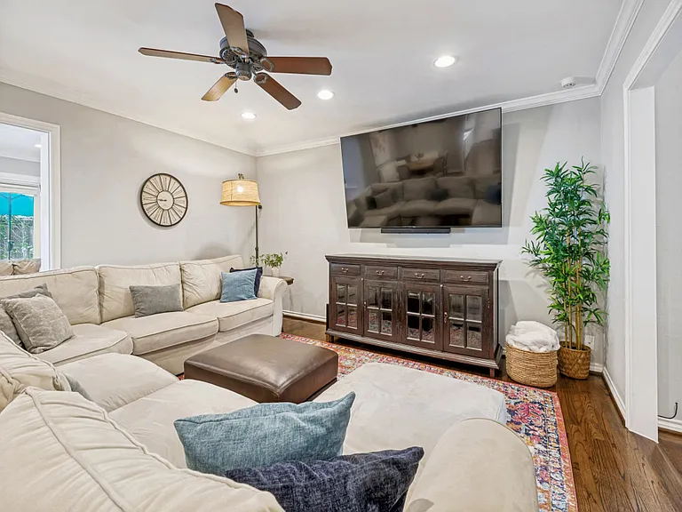 4556 Belclaire Ave — Photo 15
