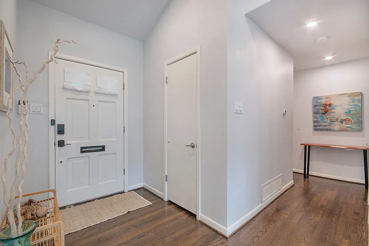 3 bed, 2.0 bath, 1582 sqft, $2,450 — Photo 2