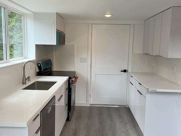 1027 Sturgus Ave S #5-1 — Photo 6