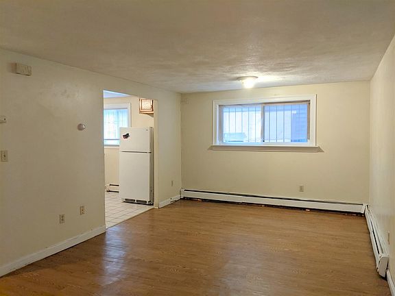 4th image of 9 Banks St #2