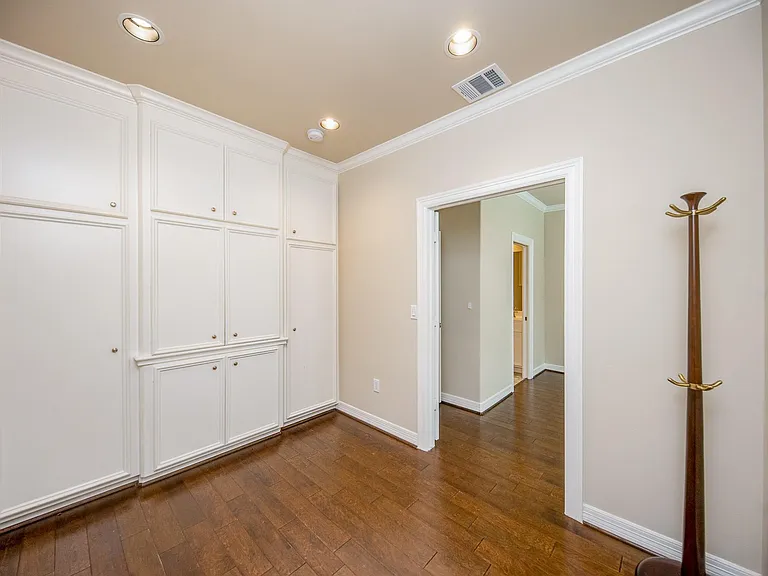 718 Roy St — Photo 32